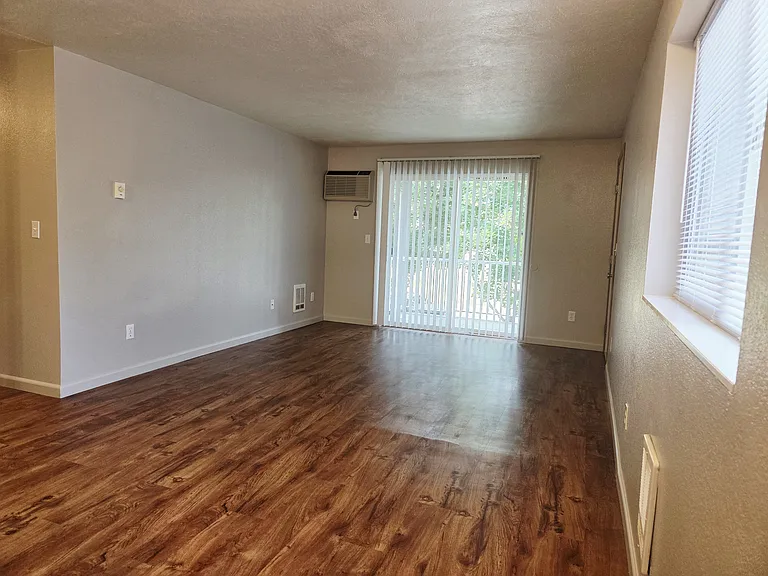 Regal Heights — Photo 14