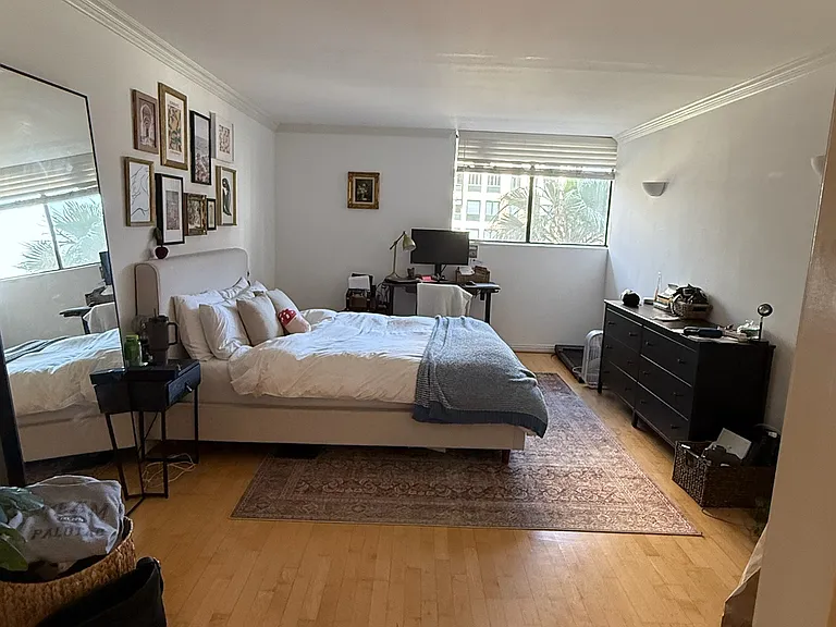 this master is big and can 2 bed fits