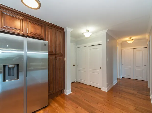 16 E Old Willow Rd, Prospect Heights, IL