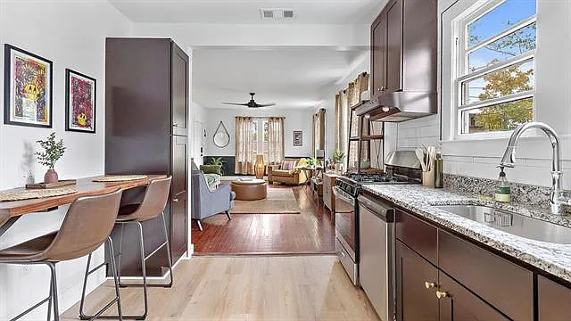 212 E Oak St — Photo 10