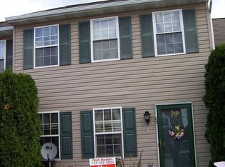 10 Fiddler Dr, New Oxford, PA 17350