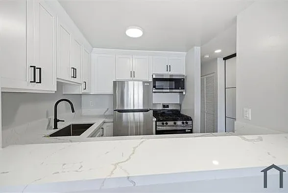 1417 S Hoover St #6 — Photo 13