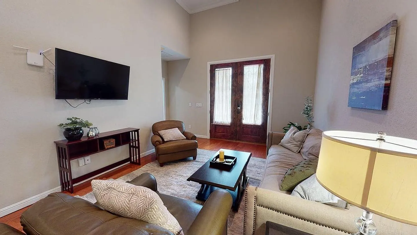 Delightful Grand Prairie home with a charming backyard — Photo 2