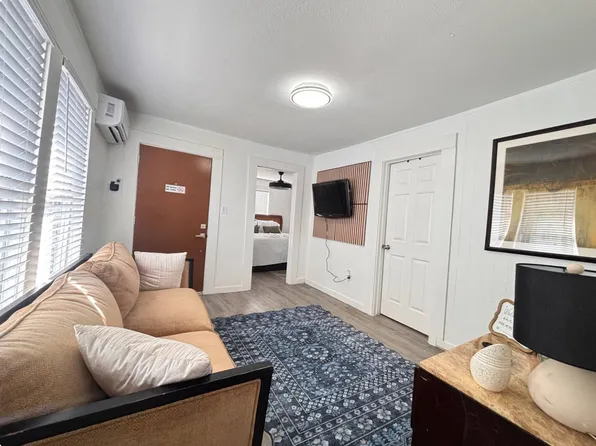 7425 Avenue H, Houston, TX 77011