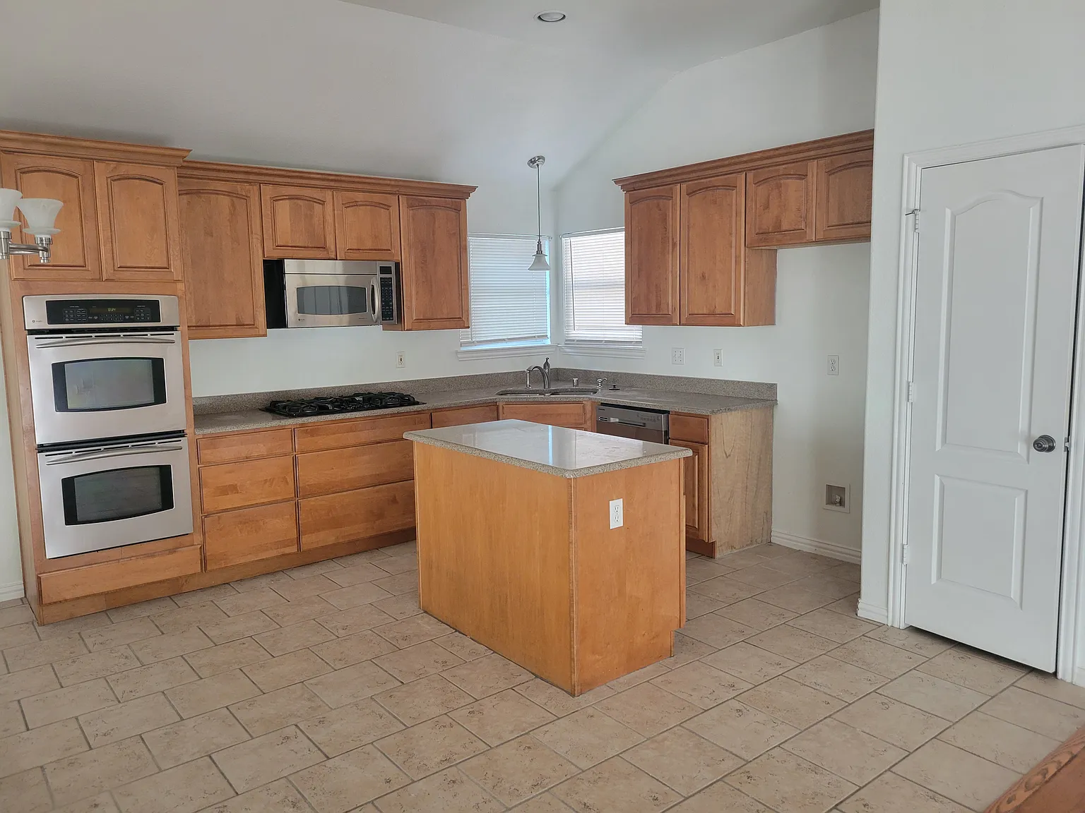 5 bed, 1820 sqft, $2,499 — Photo 3