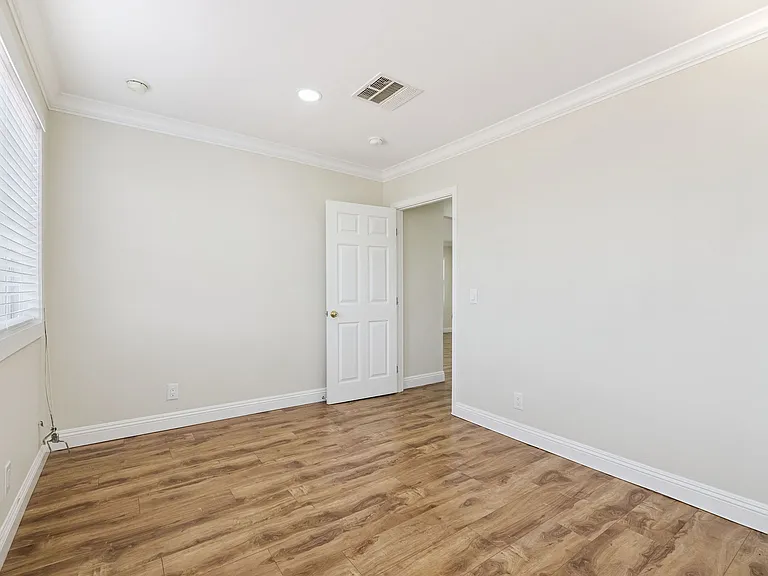 2106 Crenshaw Blvd — Photo 12