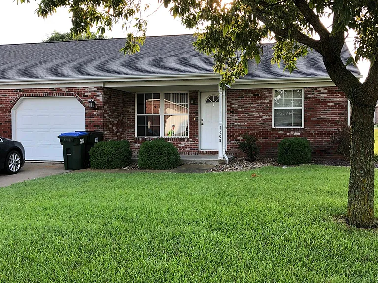 1008 Country Club Dr — Photo 1