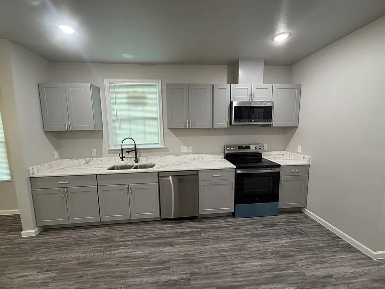 1623 W Ashby Pl — Photo 8