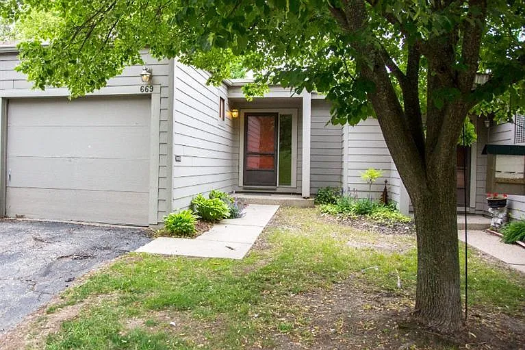 669 Watersedge Dr photo 1