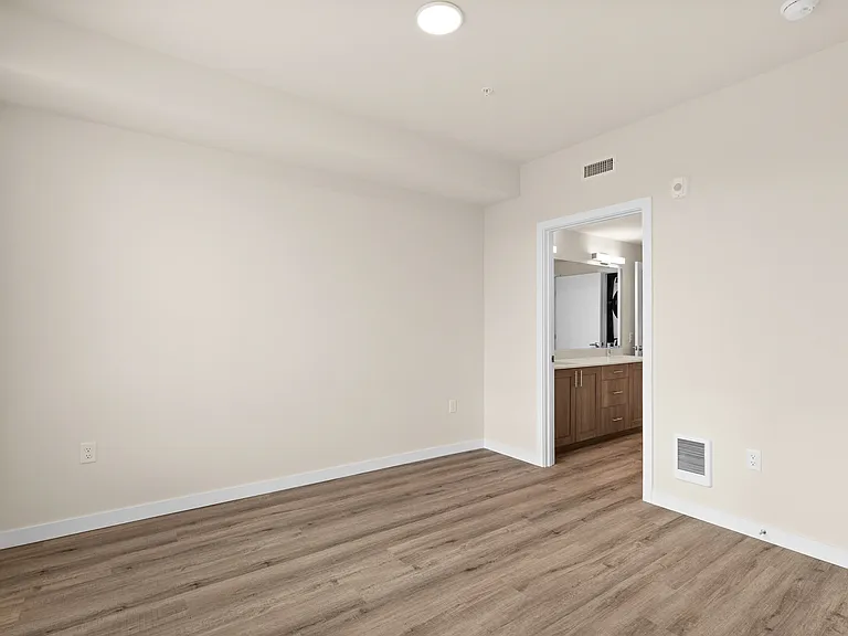 Spacious bedroom with direct access to a modern bathroom _ comfort and convenience in one. Spacious bedroom with direct access to a modern bathroom _ comfort and convenience in one.