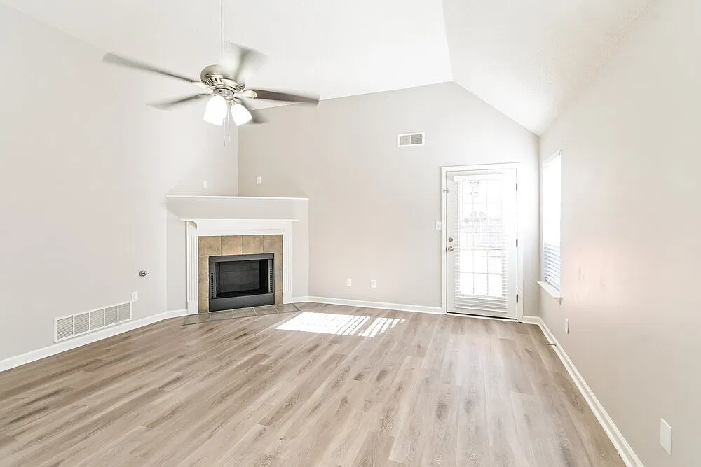 3 bed, 2.0 bath, 1397 sqft, $2,410 — Photo 3