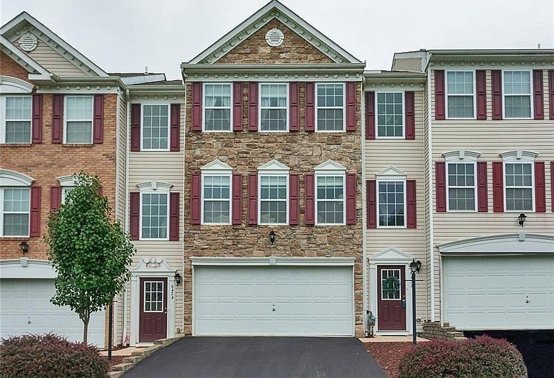Enjoy low maintenance living in this immaculately maintained townhouse in the Franklin Regional School District with cultured st