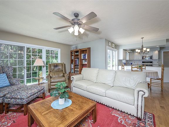 3rd image of 812 Martindale Dr