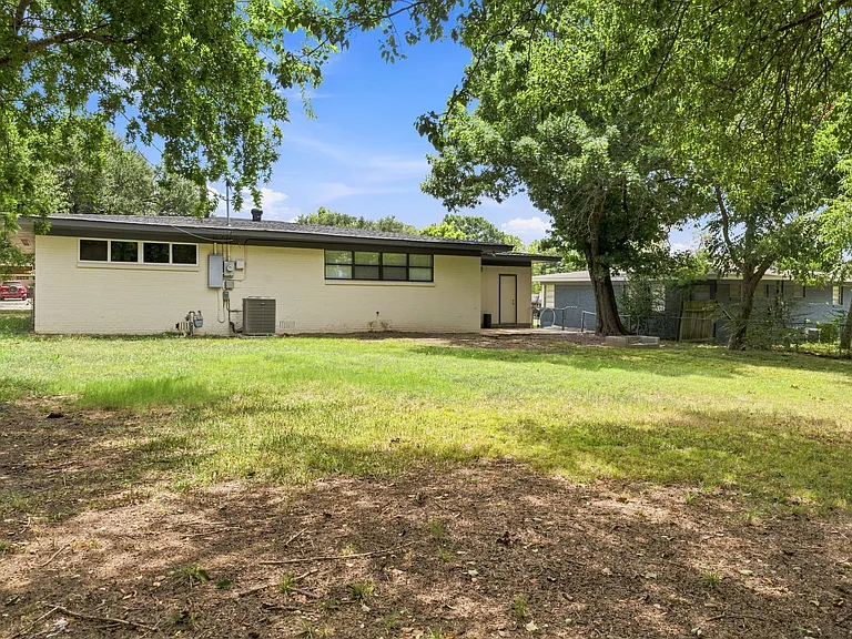 1411 W Shields Dr — Photo 28