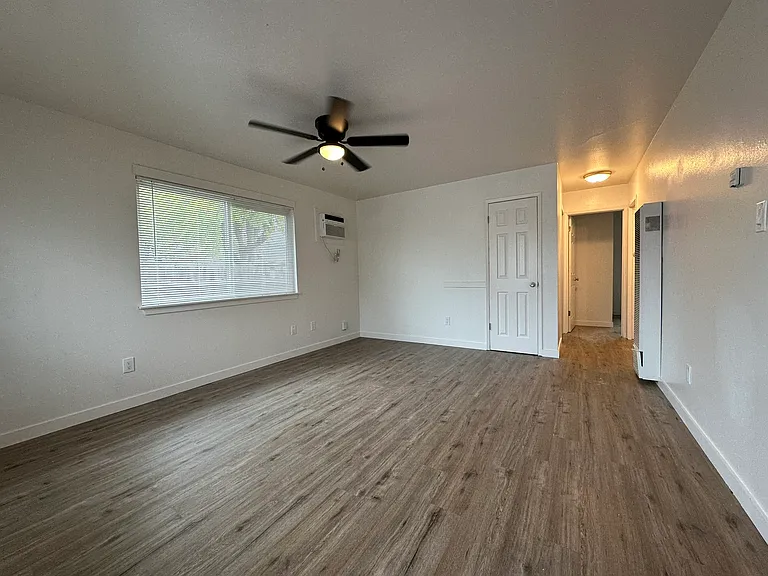 583 Johnston St — Photo 8