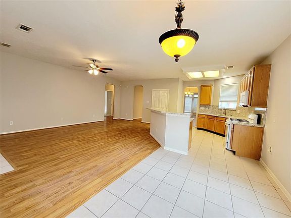 3rd image of 903 Featherbrook Ct
