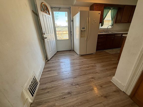 4th image of 2305 Rose Ave