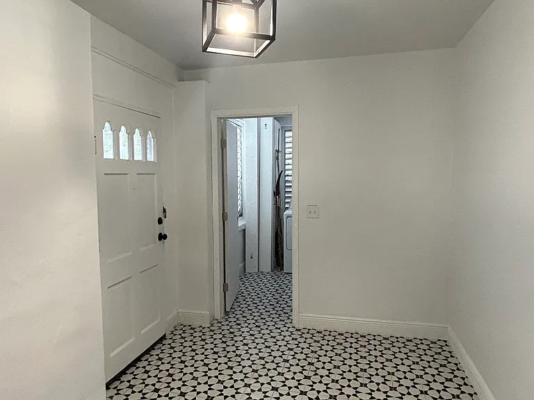 Entrance (Foyer)
