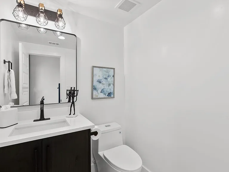 723 W 10th St #108 — Photo 10
