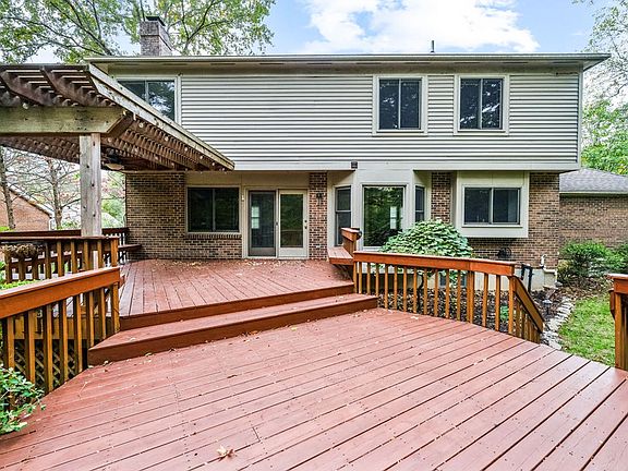 2nd image of 118 Shingle Oak Dr