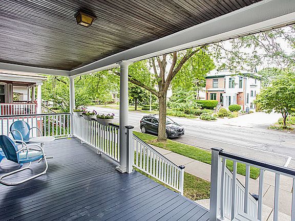 3rd image of 524 S Oak Park Ave