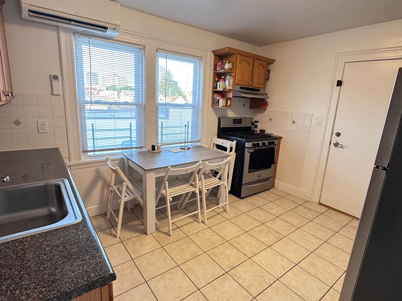 3 bed, 1000 sqft, $3,300 — Photo 4