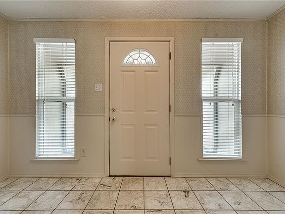 4th image of 3720 Venice Dr