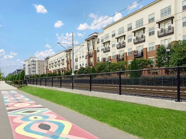 8 minute walk to Scaleybark Rail Station