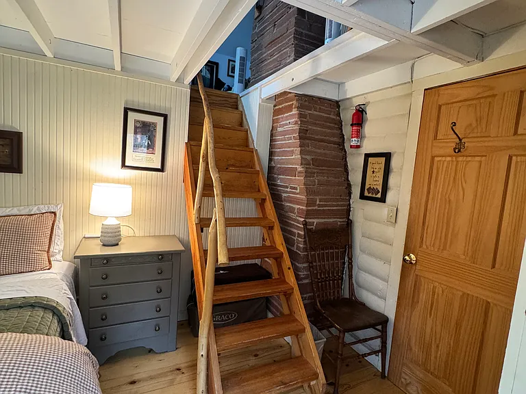 Non conforming stairs to 2nd loft with twin beds