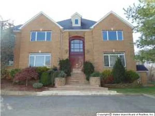 370 Arbutus Avenue image 1 of 9