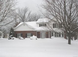 5525 Devonshire Dr, Hamburg, NY 14075