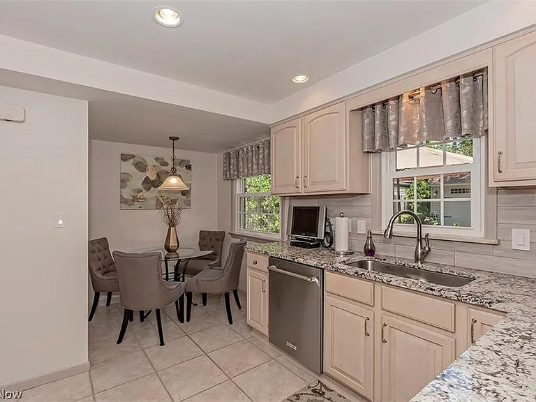 2415 Fenwick Rd — Photo 9