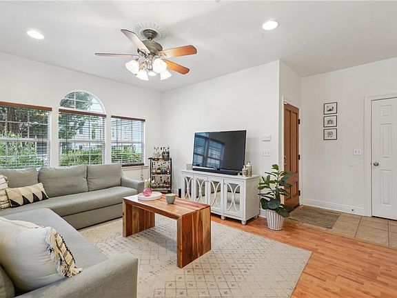 5th image of 3411 Vincennes Pl