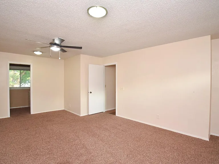 2501 Thomas Ct — Photo 10