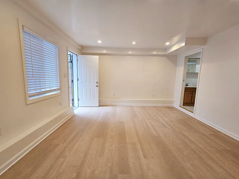 494 Madrid St — Photo 2