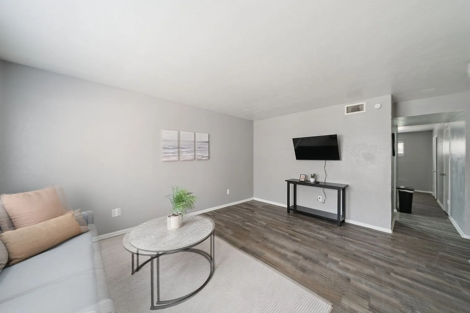 1 bed, 1.5 bath, 871 sqft, $1,515 — Photo 2