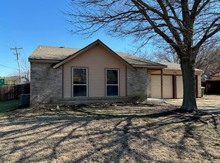 2301 Clint Ct, Arlington, TX 76014