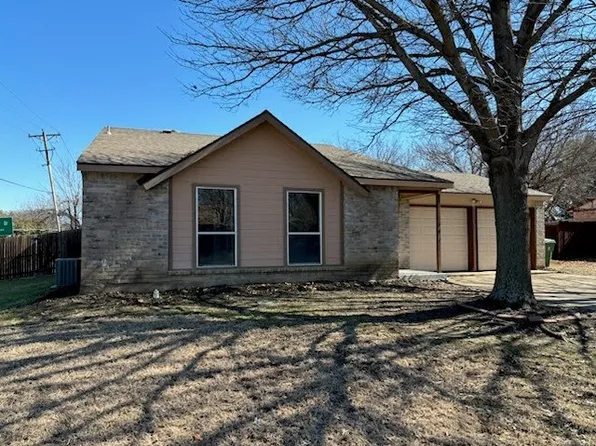 2301 Clint Ct, Arlington, TX 76014