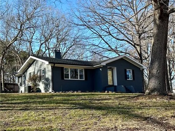 122 Rain Tree Trl, Mount Airy, NC 27030