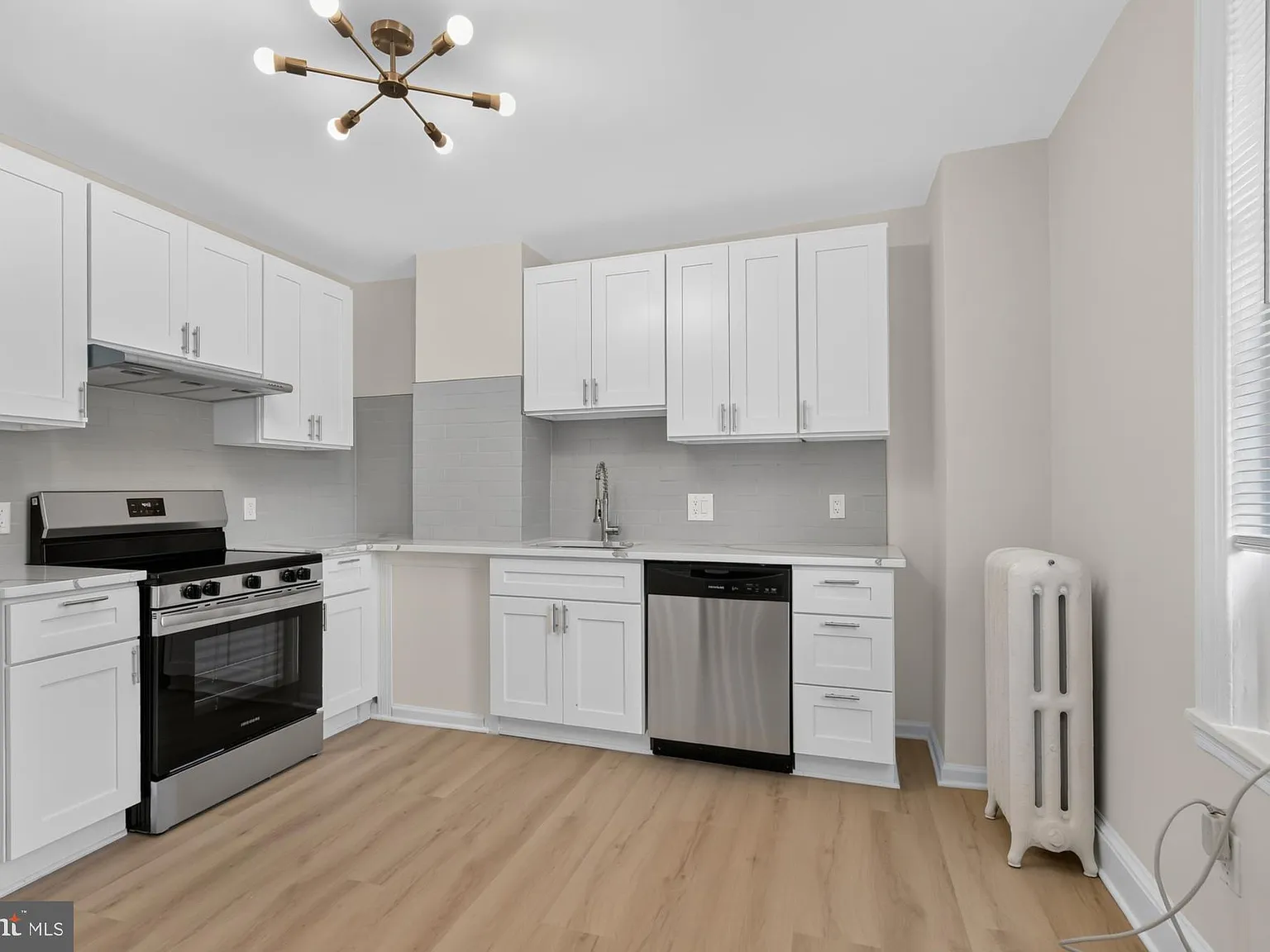 2 bed, 1.0 bath, 950 sqft, $1,599 — Photo 2