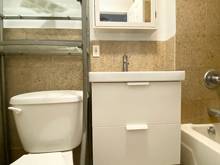 221 E 28th St #2H — Photo 5