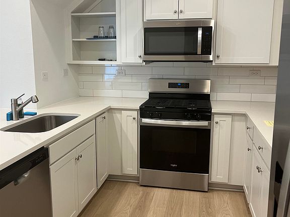4th image of 207 Silver Myrtle Ct