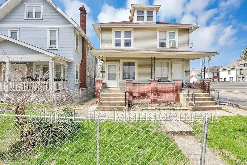 3 bed, 1.0 bath, 1144 sqft, $1,240 — Photo 3