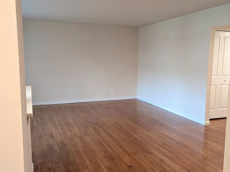 Silver Pines Apartments — Photo 3