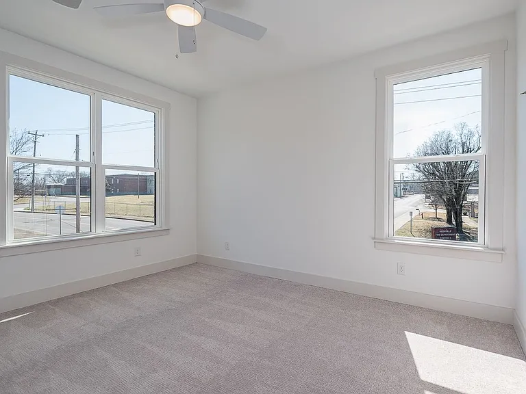 900 Meridian St — Photo 5