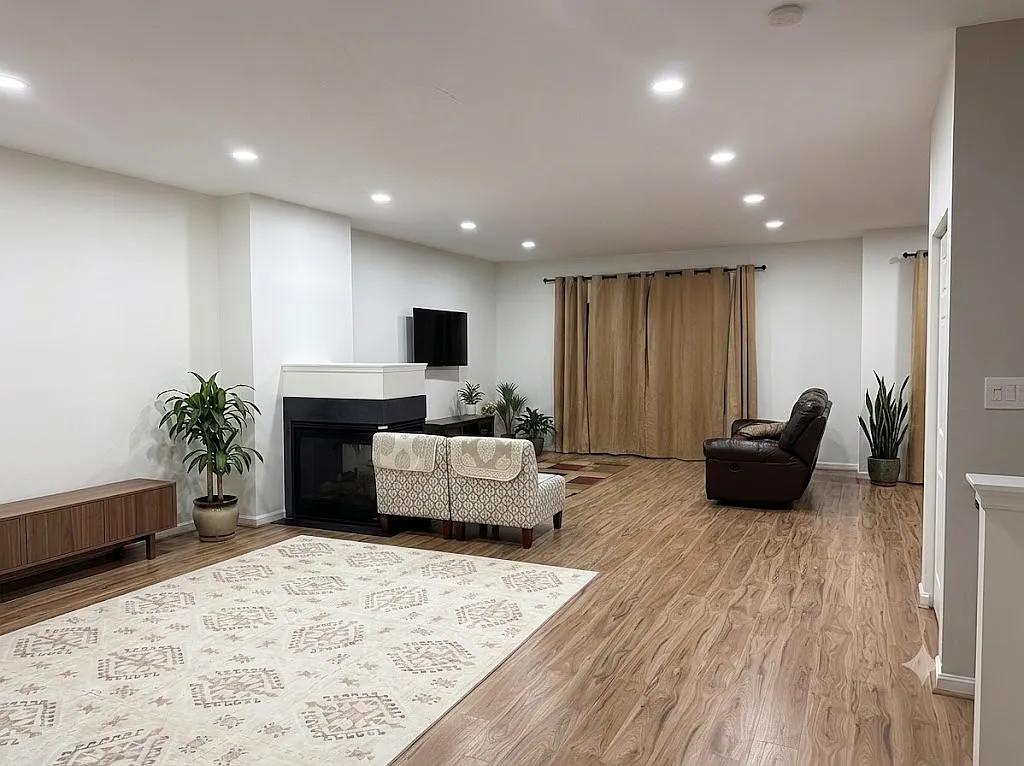 3 bed, 2900 sqft, $3,100 — Photo 2