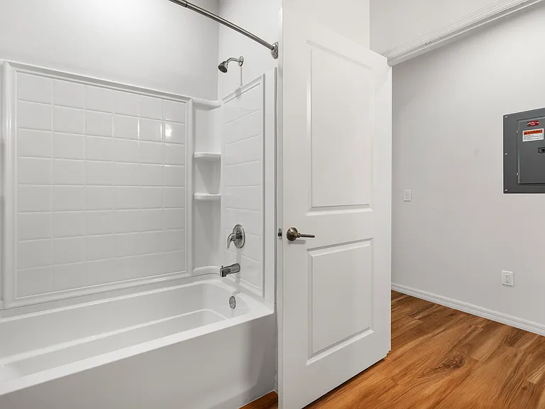 Legacy Oaks Apartment Homes — Photo 8