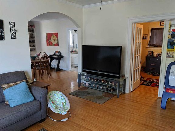 4th image of 703 E Centerway St