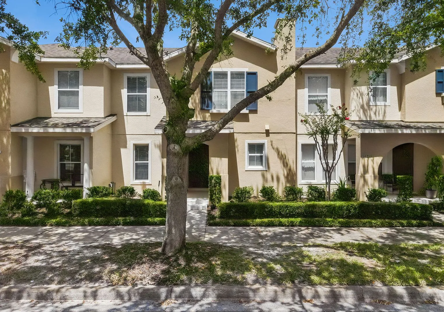 Charming 3/2.5 Townhome Steps from Downtown Avalon! — Photo 2