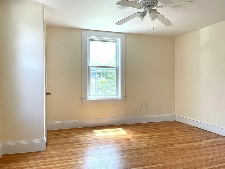 82 Edwards St — Photo 17